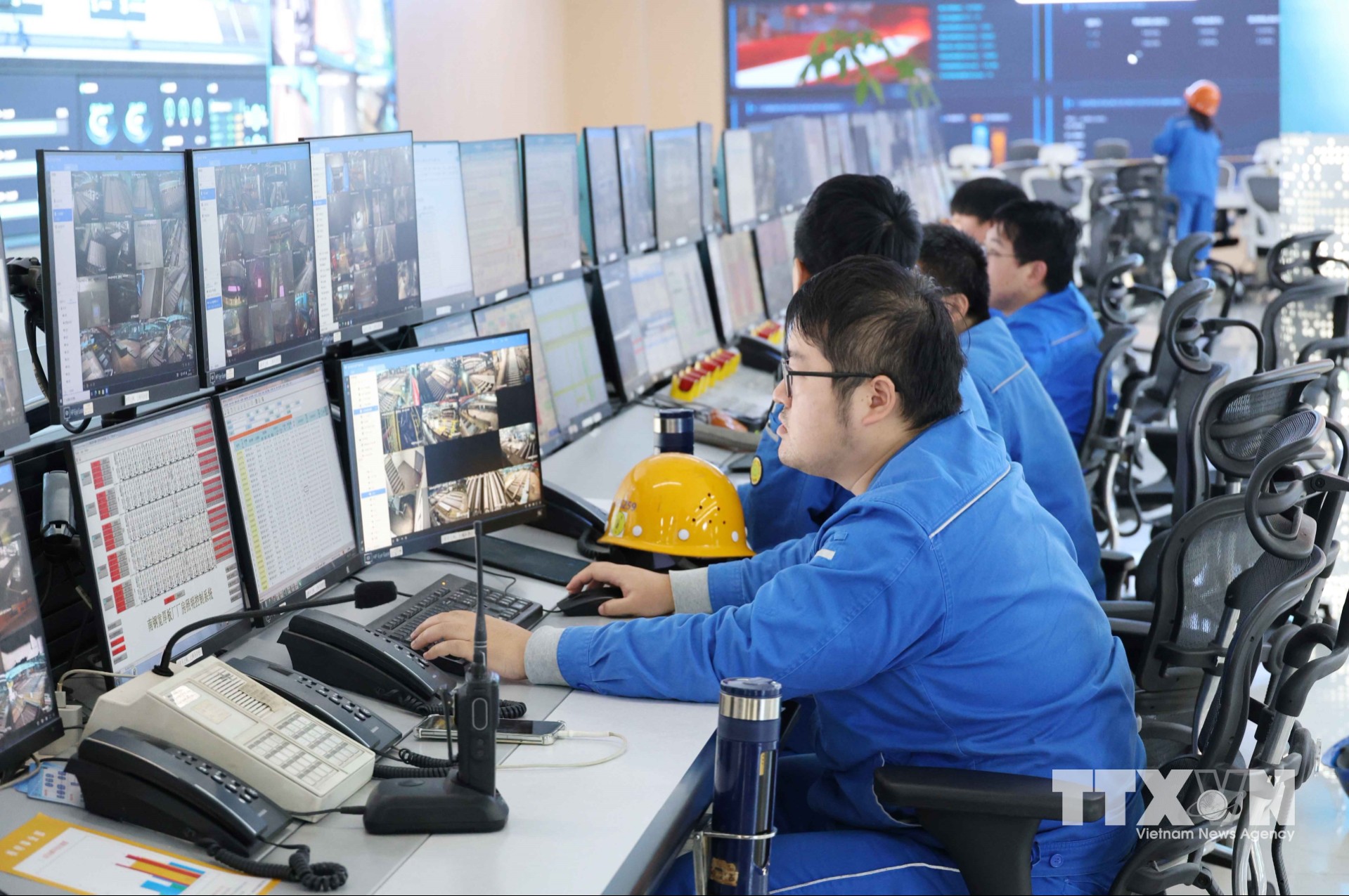 Trung tâm điều hành và phân tích dữ liệu AI tại Tập đoàn Sắt thép Nam Kinh (Trung Quốc). (Ảnh: Công Tuyên/TTXVN)